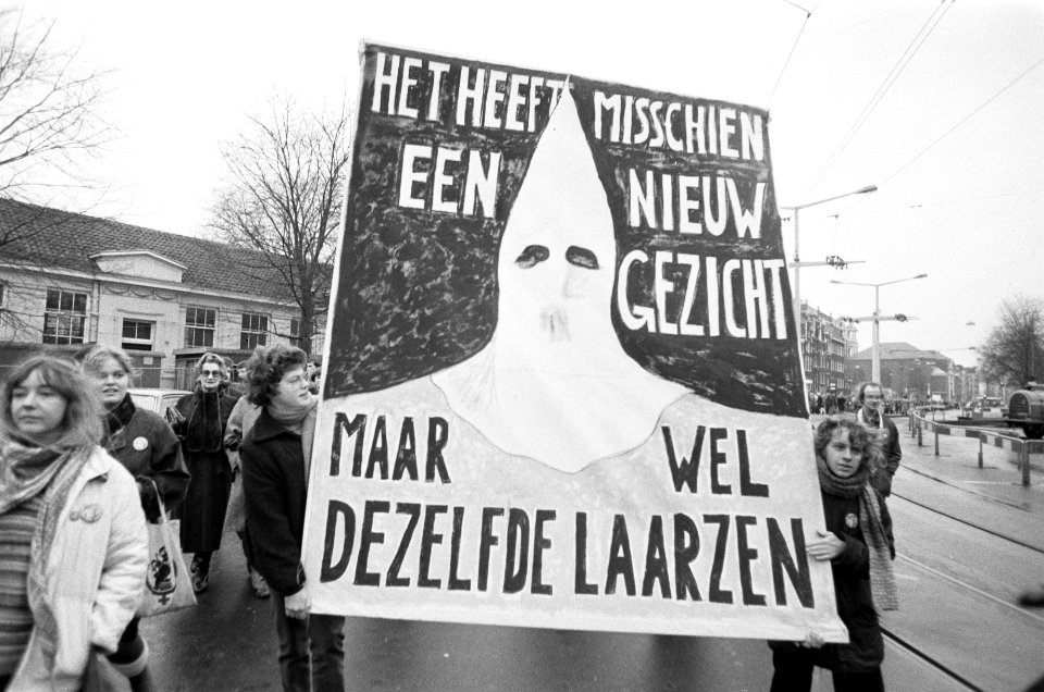 In Amsterdam is vandaag gedemonstreerd tegen het herleven fascisme, racisme en a, Bestanddeelnr 931-2051