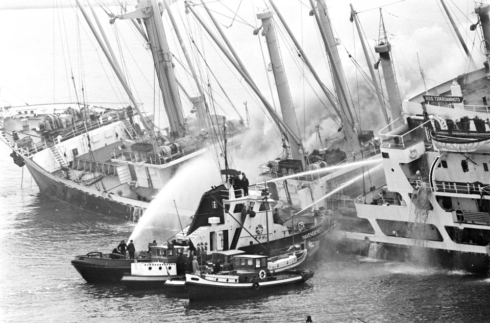 Indonesische vrachtschip Tjokroaminoto in brand in Amsterdamse haven, de bluss, Bestanddeelnr 917-0712