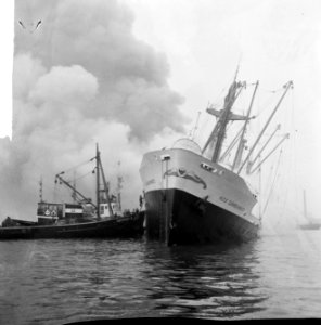 Indonesische vrachtschip Tjokroaminoto in brand in Amsterdamse haven, blussing, Bestanddeelnr 917-0733