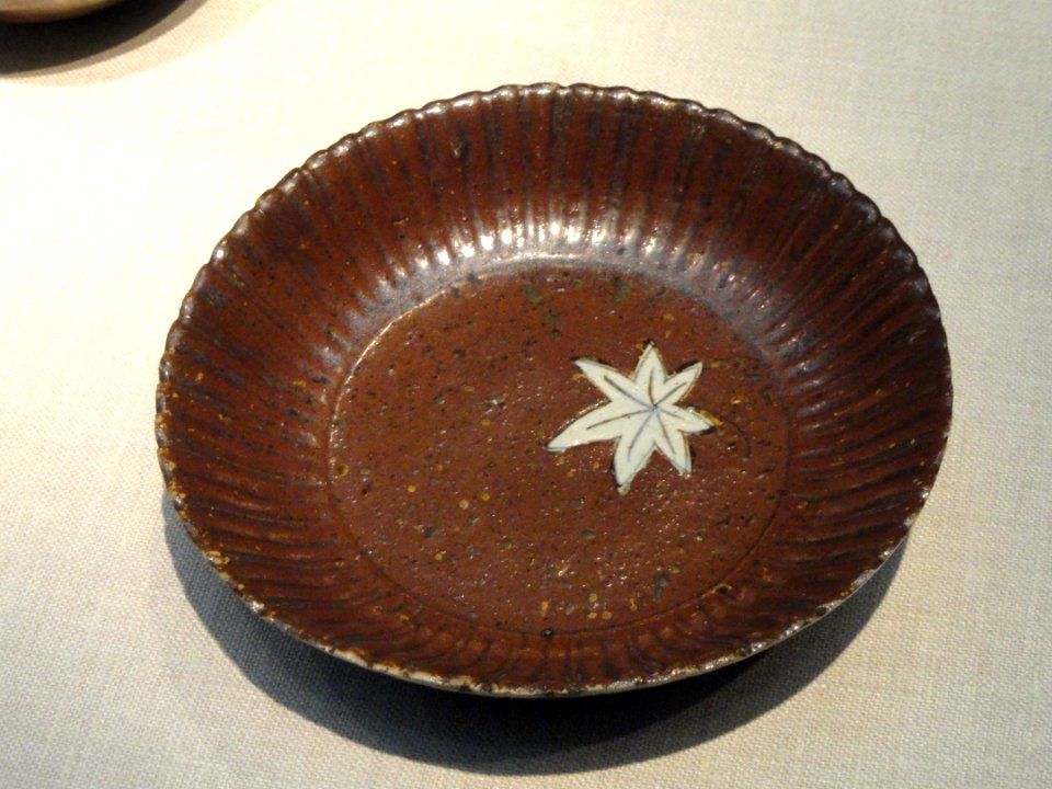 Individual serving dish, Japan, Arita ware, Edo period, 1650-1670 AD, porcelain with cobalt pigment under clear glaze, iron glaze - Freer Gallery of Art - DSC05491