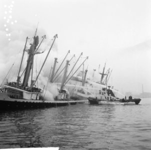 Indonesische vrachtschip Tjokroaminoto in brand in Amsterdamse haven, blussing, Bestanddeelnr 917-0729