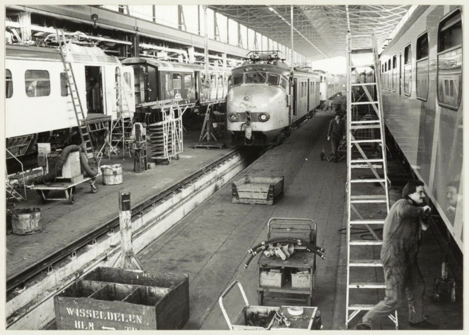 In de montagehal van de Hoofdwerplaats van N.S. waar treinen gerepareerd en gereviseerd worden. NL-HlmNHA 54010416