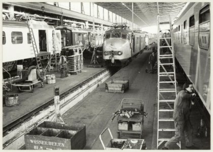 In de montagehal van de Hoofdwerplaats van N.S. waar treinen gerepareerd en gereviseerd worden. NL-HlmNHA 54010416