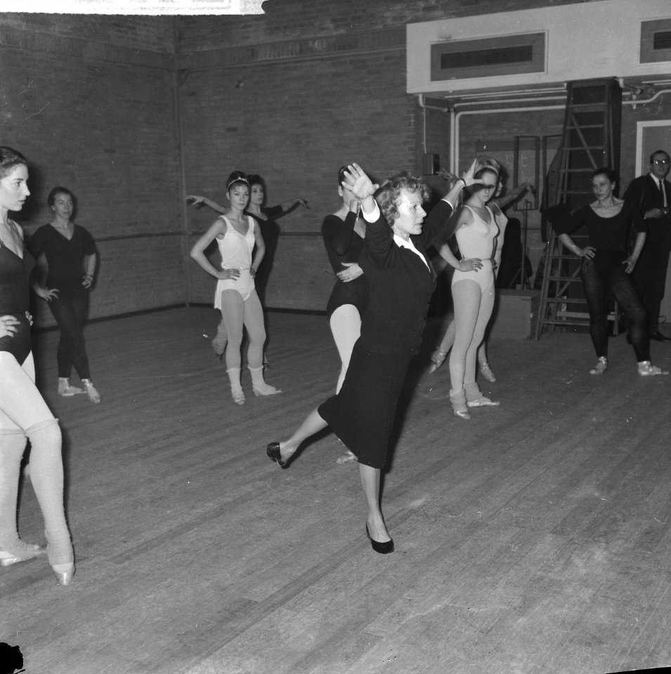 In de nieuwe balletzaal van het Nationale Ballet in de Stadsschouwburg te Amster, Bestanddeelnr 915-9560
