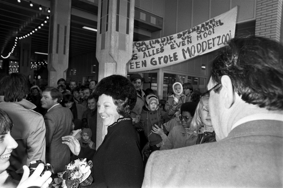 In Almere Stad hingen spandoeken omdat de route van Beatrix schoon was en de res, Bestanddeelnr 931-8314