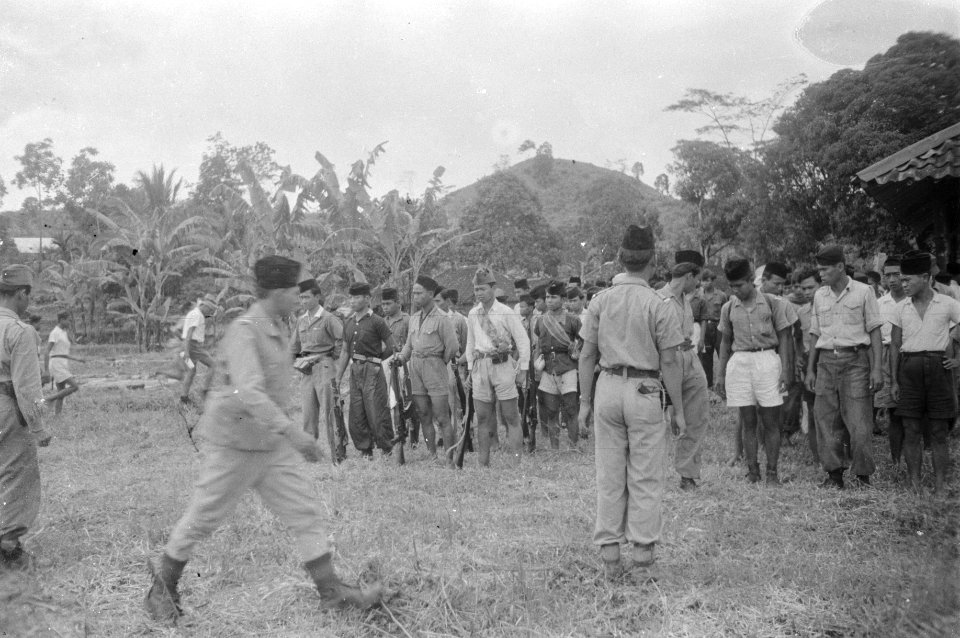 Indonesische TNI troepen staan aangetreden, Bestanddeelnr 1512-2-1
