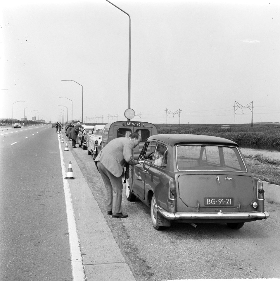 In Amsterdam verkeersenquettering begonnen, hier op de Haarlemmerweg, Bestanddeelnr 916-5478