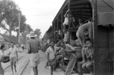 Indonesische reizigers stappen in een trein bij Madioen, Bestanddeelnr 3369