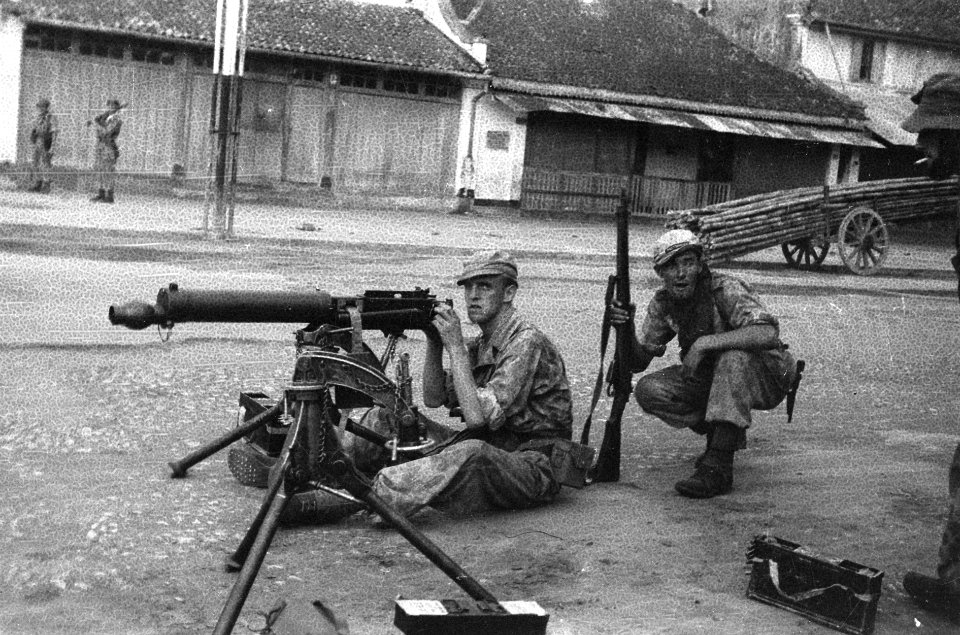 Infanteristen bij de opmars in Djokjakarta achter een Vickers machinegeweer, Bestanddeelnr 5113