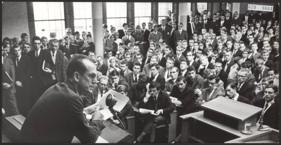 In de Aula nan de Economische Hogeschool te Rotterdam organiseerden studenten ee, Bestanddeelnr 079-0664