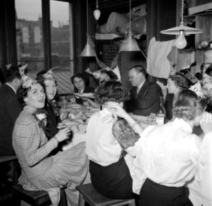 In de ateliers worden grote eetfestijnen aangericht, waarbij de patron als gas, Bestanddeelnr 254-0173