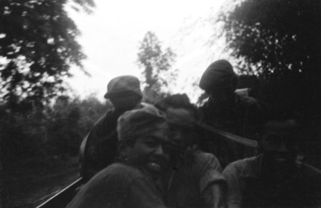 Indonesische vrijwilligers in een voertuig, Bestanddeelnr 375-1-7
