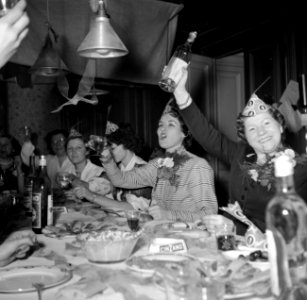 In de ateliers worden grote eetfestijnen aangericht met oesters, hors doeuvres , Bestanddeelnr 254-0175