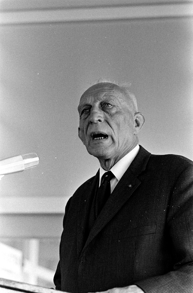 In bedrijfstelling zandtransportleiding in Venserpolder, Burgemeester drs. J. J., Bestanddeelnr 920-3939