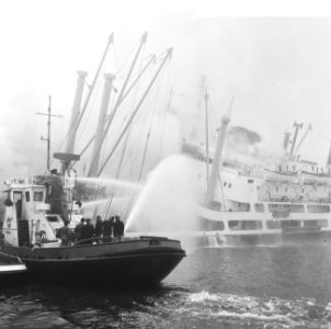 Indonesische vrachtschip Tjokroaminoto in brand in Amsterdamse haven, blussing, Bestanddeelnr 917-0732