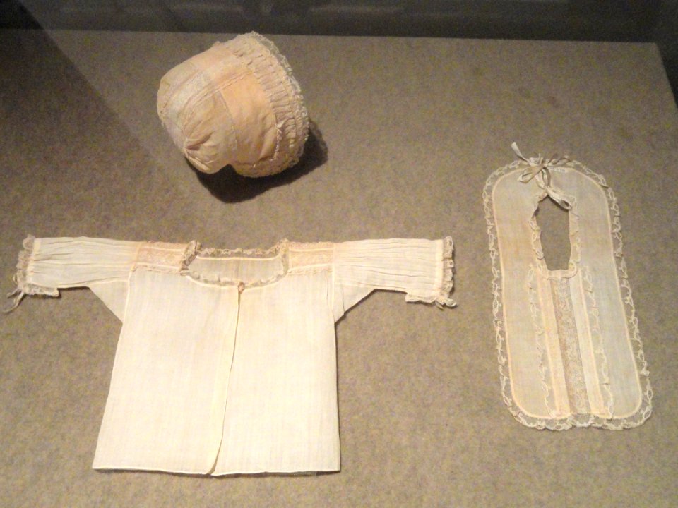 Infant boy's cap, bib, and shirt set probably for christening, England, 1675-1725, linen tabby with lace - Patricia Harris Gallery of Textiles & Costume, Royal Ontario Museum - DSC09373