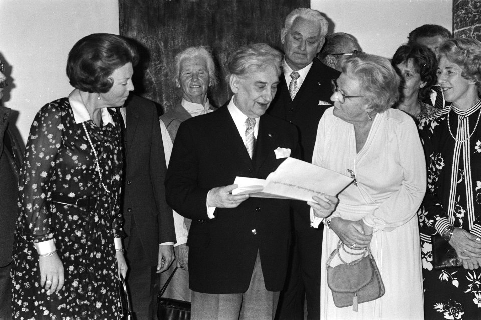 In Amsterdam heeft Koningin Prijs der Nederlandse lettere 1980 uitgereikt aan Ma, Bestanddeelnr 931-0617