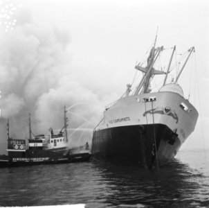Indonesische vrachtschip Tjokroaminoto in brand in Amsterdamse haven, blussing, Bestanddeelnr 917-0726