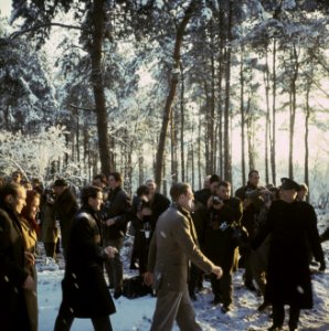 In de bossen staan allemaal fotografen die fotos maken van mannen, Bestanddeelnr 254-7769
