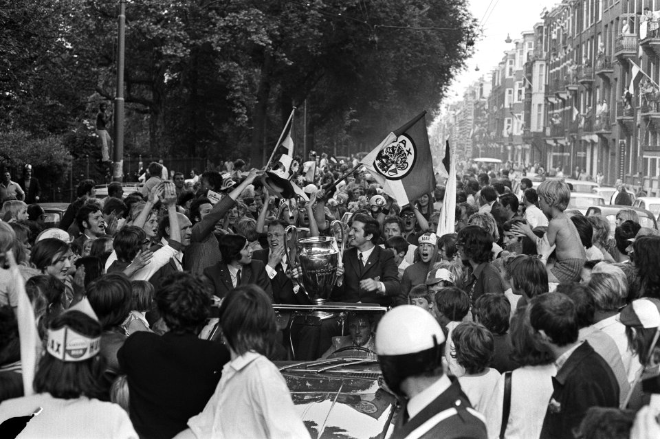 In de auto zittend v.l.n.r. Swart, Michels en Vasovic, Bestanddeelnr 924-6155
