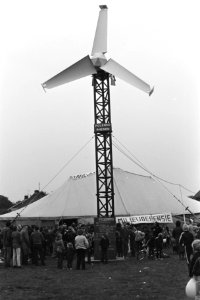 In centrum Dodewaard 11 meter hoge windmolen neergezet do actiegroep Milieudefen, Bestanddeelnr 931-0780