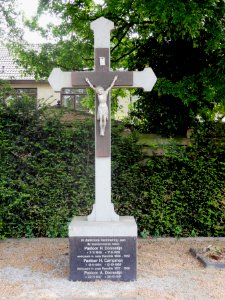 Indoornik grafkruis priestergraven