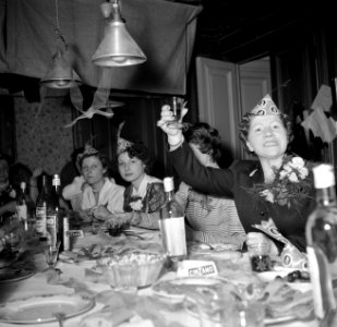 In de ateliers worden grote eetfestijnen aangericht met oesters, hors doeuvres , Bestanddeelnr 254-0174