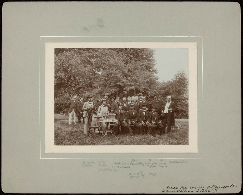 Indische vorsten en hun begeleiders op het buiten van de gebroeders Dudok de Wit, Bestanddeelnr 849 01
