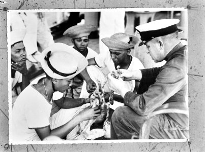 Indonesische recruten van de Koninklijke Marine in Nederlands-Indië leren knopen, Bestanddeelnr 935-0017