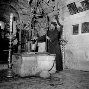 In de omgeving van Nablus. Priester hijst emmer met water uit de Jacobsbron, Bestanddeelnr 255-5579