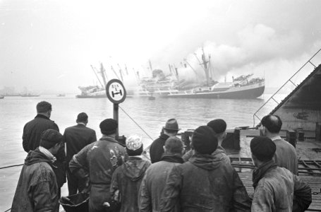 Indonesische vrachtschip Tjokroaminoto in brand in Amsterdamse haven, overzich, Bestanddeelnr 917-0720