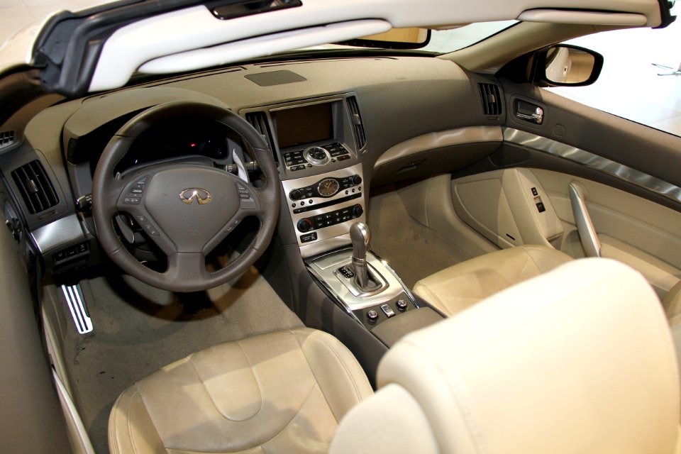 Infiniti G37S Convertible interior