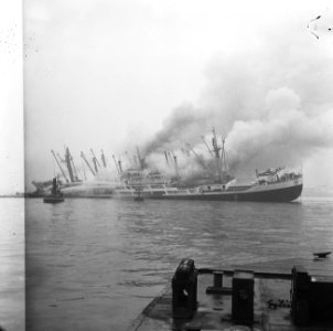 Indonesische vrachtschip Tjokroaminoto in brand in Amsterdamse haven, overzich, Bestanddeelnr 917-0722