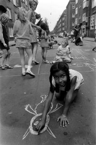 In de Polanenstraat tekenen kinderen poppen op straat, Bestanddeelnr 923-6479