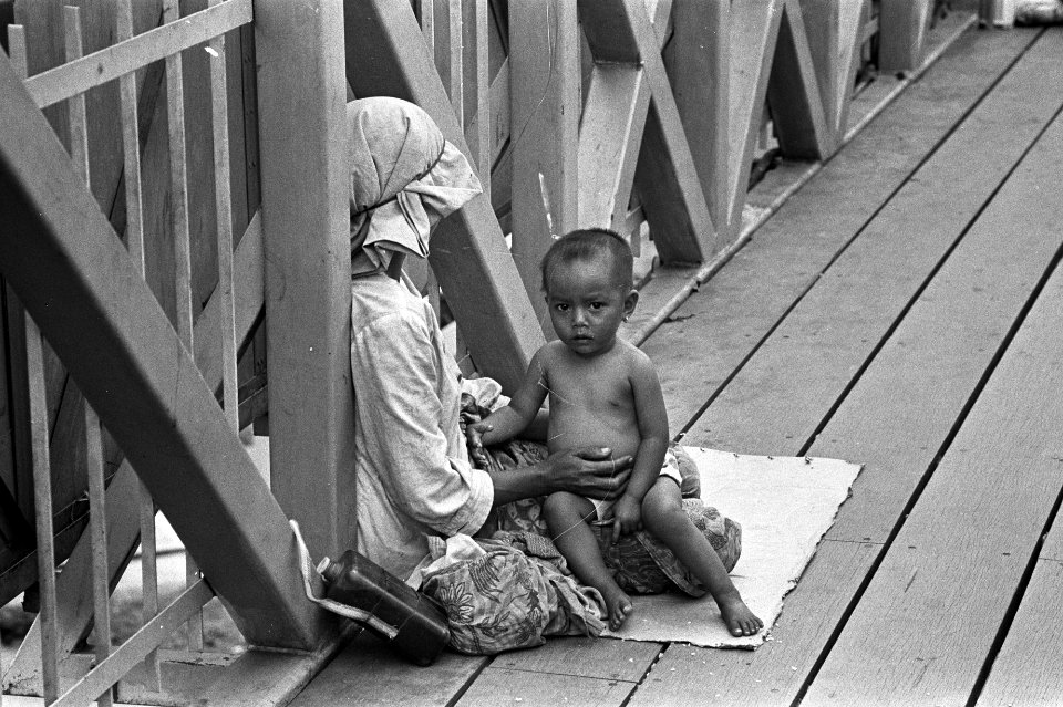 Indonesie, Djakarta, vrouw met kind zit op straat, Bestanddeelnr 924-8459