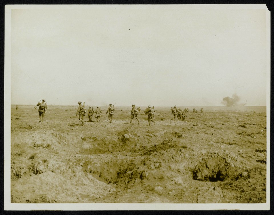 Infantry spread out going up to the attack of the 25th., Bestanddeelnr 158-0126