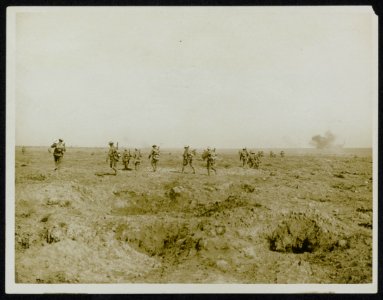 Infantry spread out going up to the attack of the 25th., Bestanddeelnr 158-0126