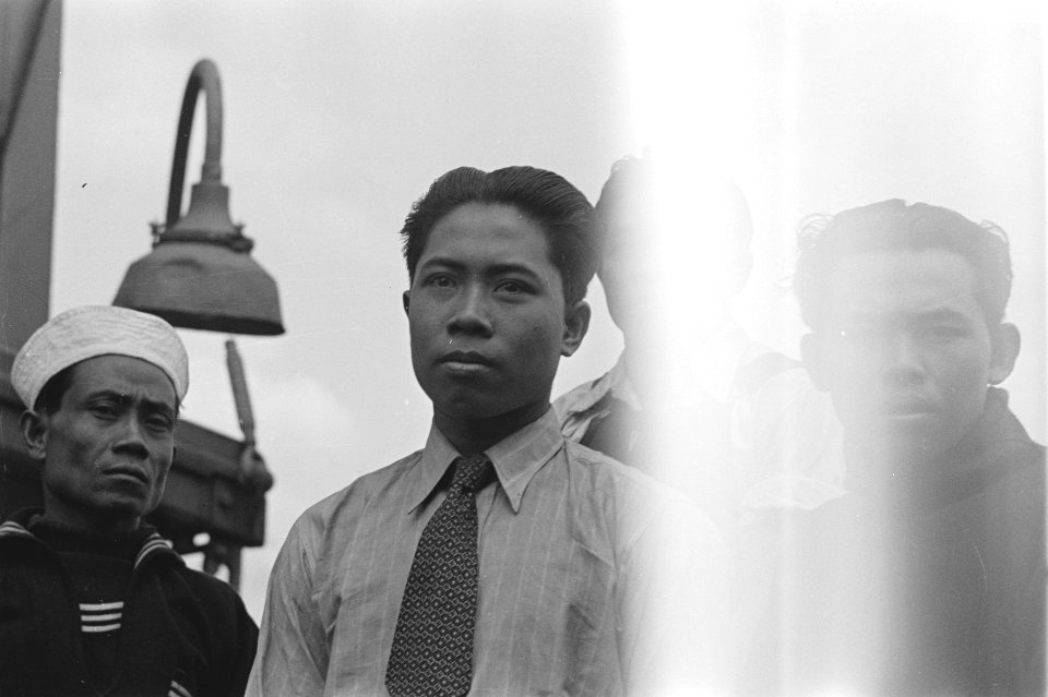 Indonesisch bemanningsleden van Nederlands koopvaardijschip in burgerkleding, Bestanddeelnr 935-2967