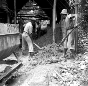 In de gioudmijn in De Jong Zuid gaat het gouderts de wasmolen in, Bestanddeelnr 252-5919