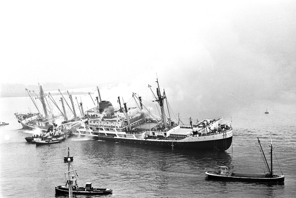 Indonesische vrachtschip Tjokroaminoto in brand in Amsterdamse haven, overzich, Bestanddeelnr 917-0714