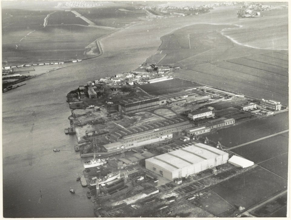 Industrieterrein Waarderpolder met links het Spaarne en rechtboven Spaarndam. NL-HlmNHA 54010645