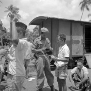 Indonesische treinreizigers worden onderzocht op het bezit van wapens, Bestanddeelnr 255-6843