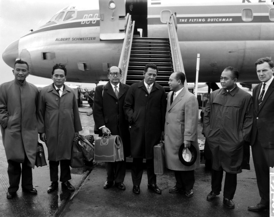 Indonesische Handelsmissie op Schiphol aangekomen In midden dhr Sudojo Achmed , Bestanddeelnr 915-7481