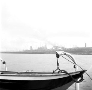 Industrieterrein met rokende schoorstenen aan de Rijn, Bestanddeelnr 254-1005