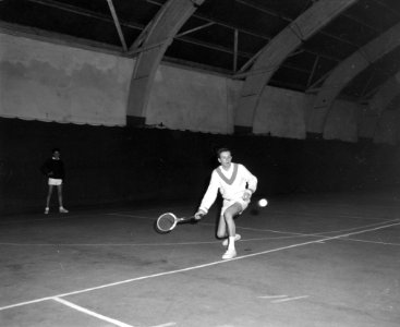 Indoortennis Nederland tegen Belgie, de Nederlander Okker aan slag tegen Jamar (, Bestanddeelnr 914-9874
