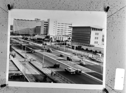 Indonesie, straat met moderne gebouwen Djakarta, Djalan Thamrin met (vlnr) h, Bestanddeelnr 924-8279