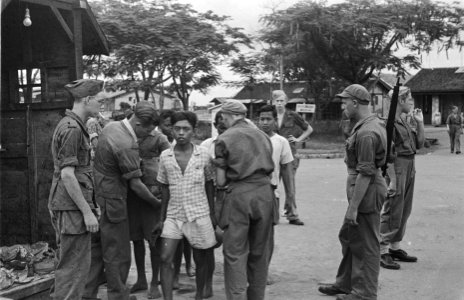 Indonesische jonge mannen worden gecheckt door Nederlandse militairen bij een co, Bestanddeelnr 180-3-2