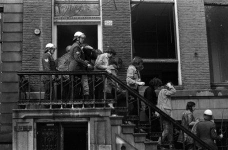 In Amsterdam zijn ongeveer dertig panden gekraakt o.a. pand bezet op Herengrach, Bestanddeelnr 923-4996