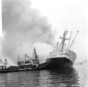 Indonesische vrachtschip Tjokroaminoto in brand in Amsterdamse haven, blussing, Bestanddeelnr 917-0727