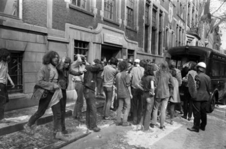 In Amsterdam zijn ongeveer dertig panden gekraakt o.a. pand bezet op Herengrach, Bestanddeelnr 923-4984